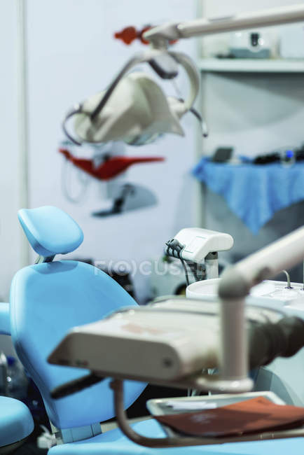 Equipo de cirugía dental y silla de dentista en clínica odontológica profesional . - foto de stock