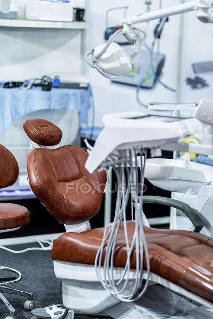Стоматологічне обладнання та стоматолог-крісло в клініці професійної стоматології. — стокове фото