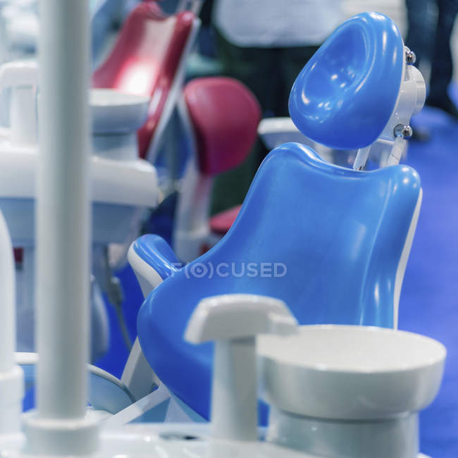 Chaise dentiste bleue en clinique dentaire . — Photo de stock