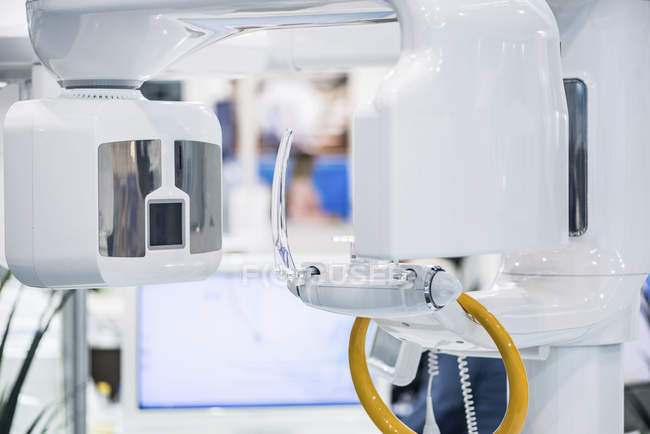 Стоматологічне рентгенівське обладнання в професійній стоматологічній клініці . — стокове фото