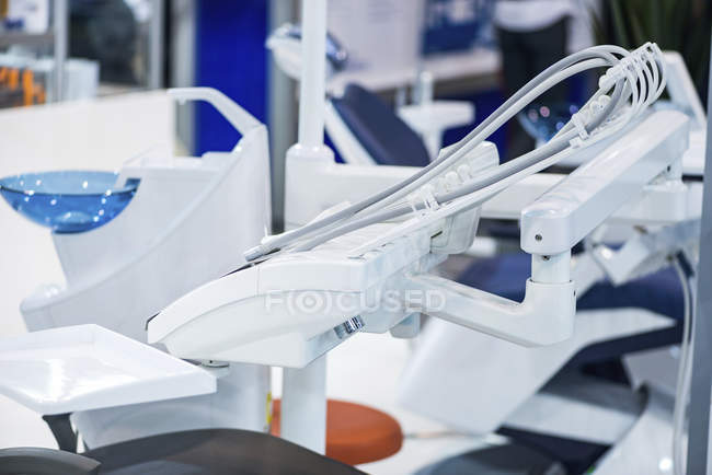 Equipamentos de cirurgia dentária em clínica odontológica profissional . — Fotografia de Stock