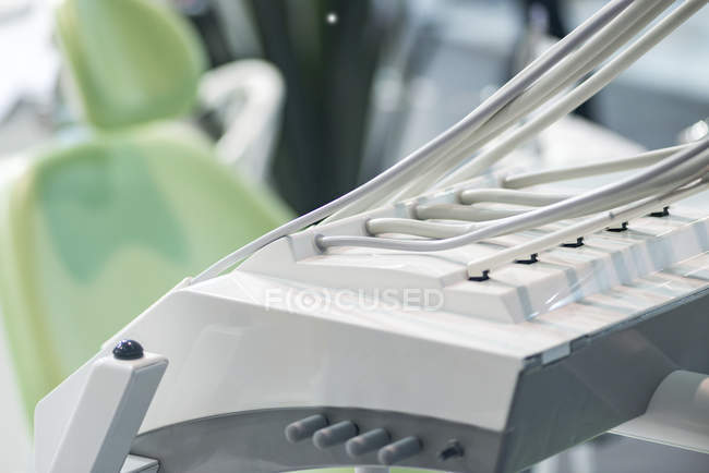 Обладнання для стоматологічної хірургії в професійній стоматологічній клініці . — стокове фото