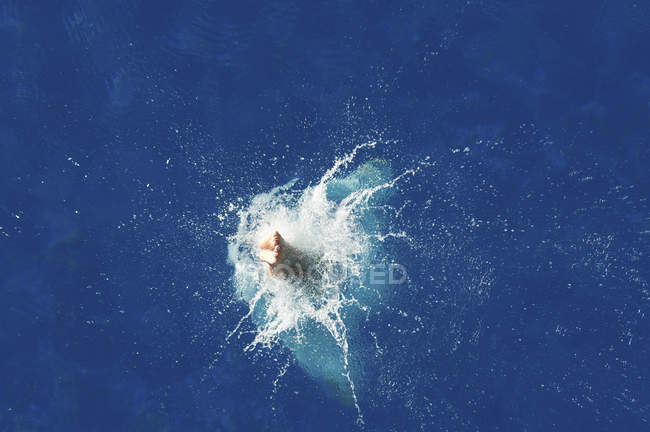 Vue grand angle du plongeur entrant dans l'eau bleue de la piscine . — Photo de stock