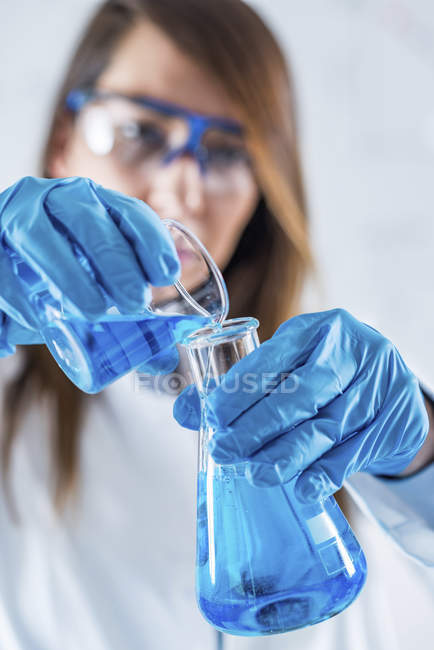 Ricercatore scientifico di laboratorio che fa esperimenti chimici . — Foto stock