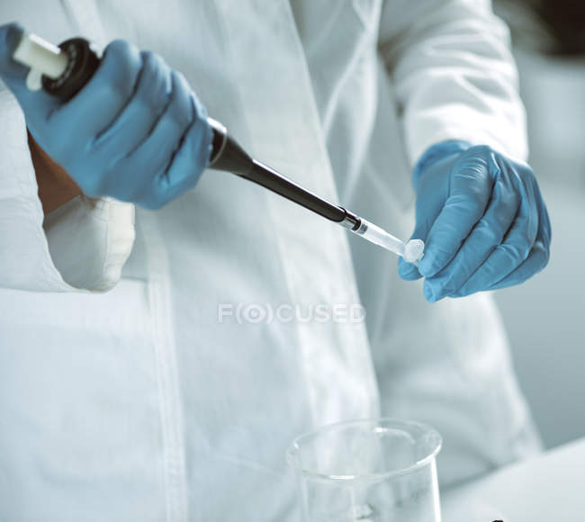 Hände einer Mikrobiologin pipettieren Probe im Labor. — Stockfoto