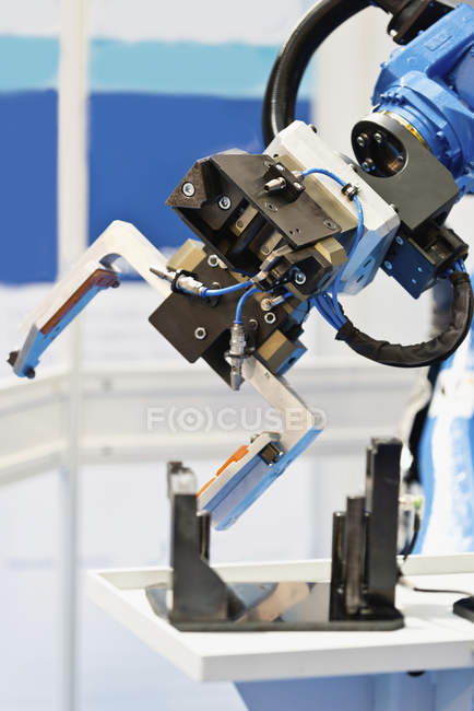 Промышленная роботизированная рука работает на высокотехнологичном заводе . — стоковое фото