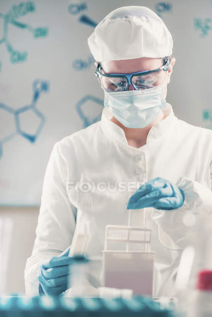 Microbióloga femenina trabajando en laboratorio con muestras de biotecnología
. - foto de stock