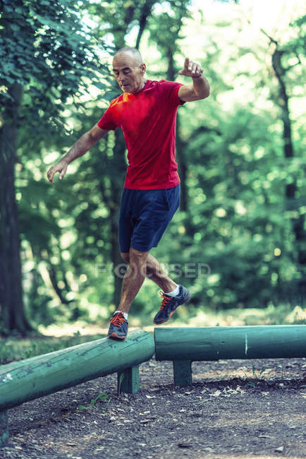 Fitter Senior trainiert am Barren im Sommerpark. — Stockfoto