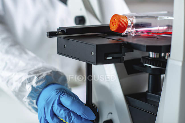 Ingénieur en biotechnologie inspectant la fiole de culture cellulaire
. — Photo de stock