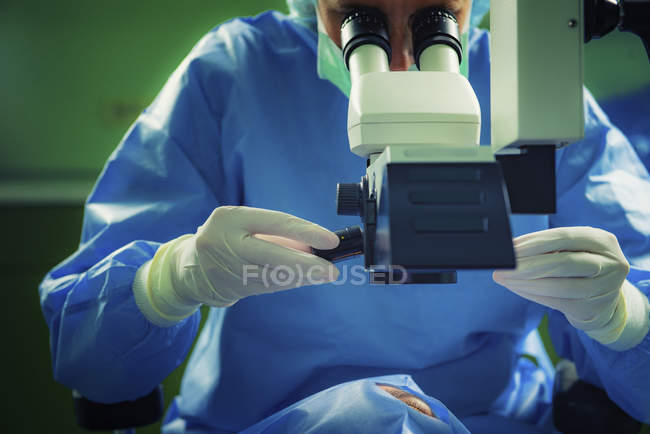 Oftalmólogo realiza cirugía ocular en paciente femenina en clínica . - foto de stock