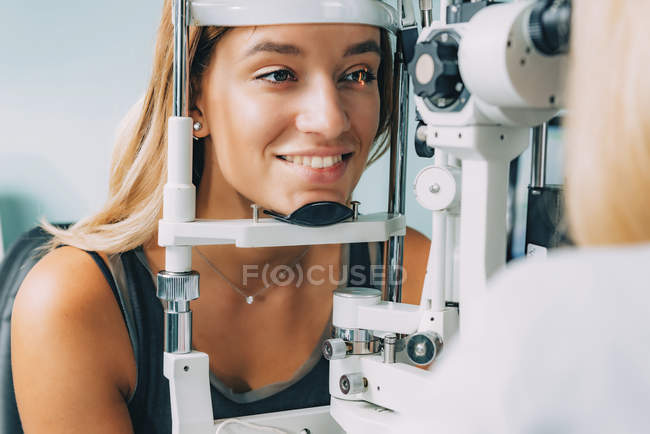 Patient undergoing applanation tonometry and eye pressure test in ophthalmology clinic. — Stock Photo