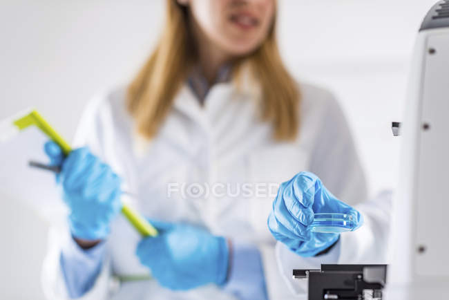 Biotecnología científica femenina trabajando en laboratorio . - foto de stock