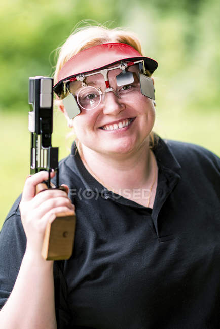 Metà donna adulta si prepara per tiro pistola sportiva . — Foto stock
