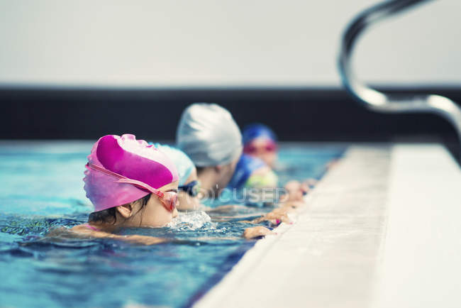 Clase de natación con instructor para niños en piscina . - foto de stock
