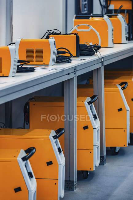 Saldatrici portatili in un moderno impianto industriale . — Foto stock
