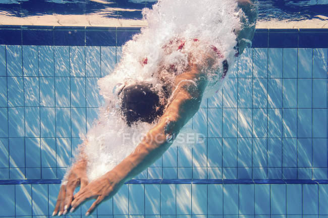 Schwimmerin stürzt in öffentliches Schwimmbadwasser. — Stockfoto