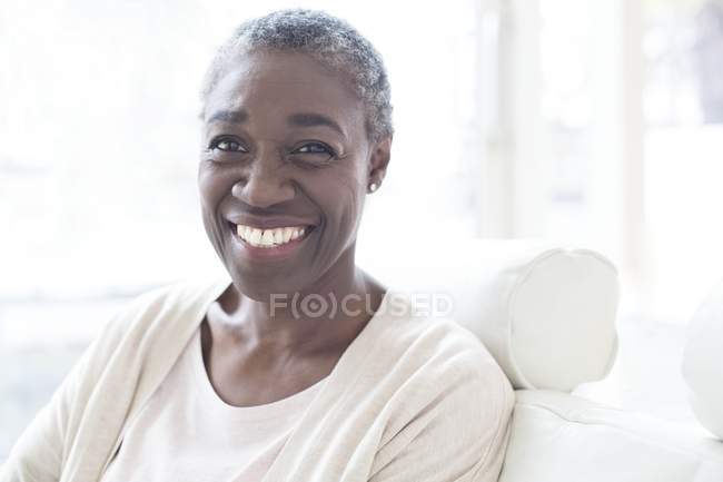 Портрет зрілої жінки, яка посміхається і дивиться в камеру . — стокове фото