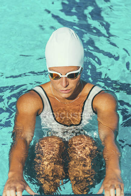 Nadadora en el agua de la piscina . - foto de stock