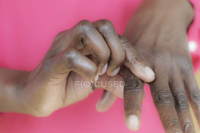 Nahaufnahme der Hände einer reifen Frau mit schmerzhaften Handgelenken. — Stockfoto