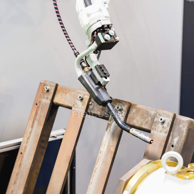 Автоматизований зварювальний апарат на сучасному промисловому об'єкті . — стокове фото