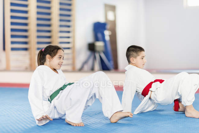 Bambini in classe taekwondo . — Foto stock