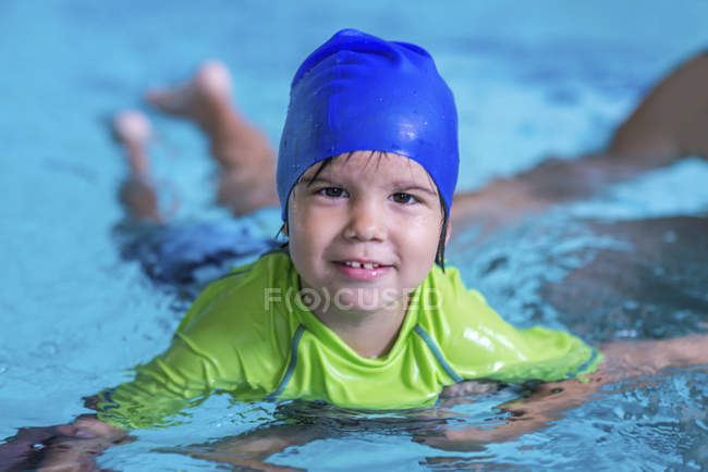Маленький хлопчик з плавати клас з інструктором жінки в басейні. — стокове фото