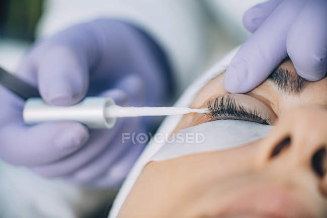 Косметолог, проводящий подтяжку ресниц у пациентки в салоне . — стоковое фото