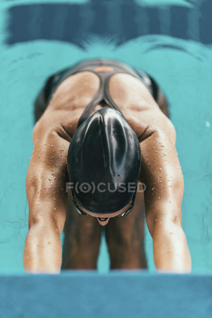 Femme nageuse départ de course en piscine . — Photo de stock