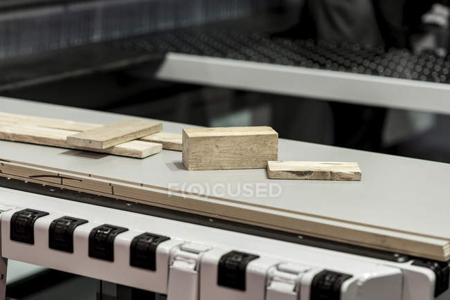 Máquina de madeira CNC em instalações industriais modernas . — Fotografia de Stock