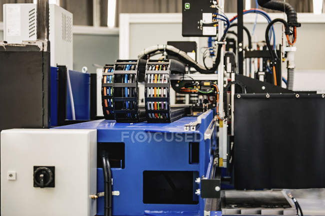 Vista lateral da máquina do metal do laser que corta a folha de aço inoxidável na instalação industrial moderna . — Fotografia de Stock