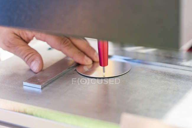 Чоловік експлуатує машину-маркер в сучасному промисловому об'єкті . — стокове фото