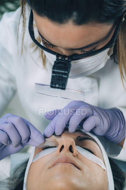 Paciente do sexo feminino submetida ao procedimento de elevação de cílios de queratina no salão de beleza . — Fotografia de Stock