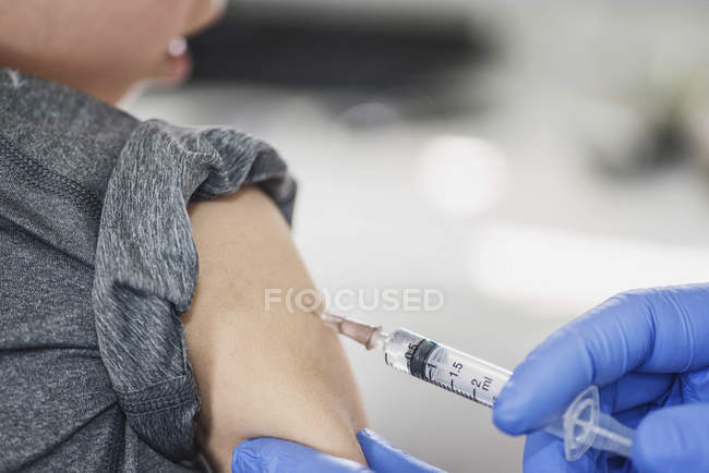 Kleiner Junge erhält Impfung in Arztpraxis. — Stockfoto