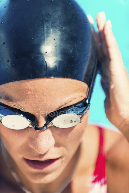 Mulher em touca de natação e óculos na piscina . — Fotografia de Stock