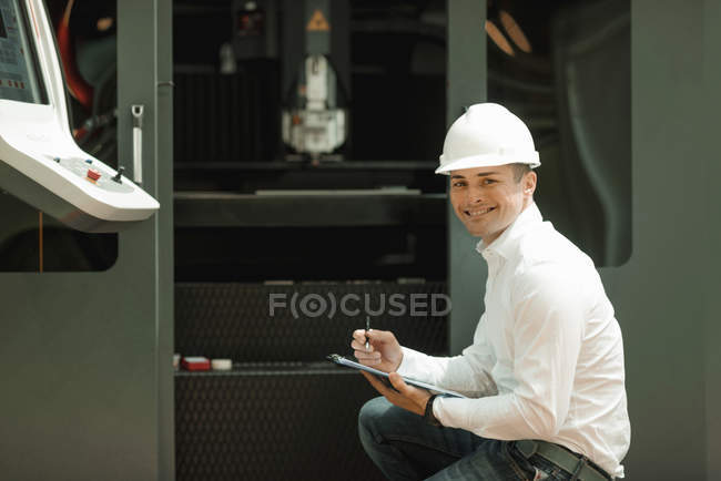 Ingenieur, der in der Fabrik arbeitet, Checkliste führt und überwacht. — Stockfoto