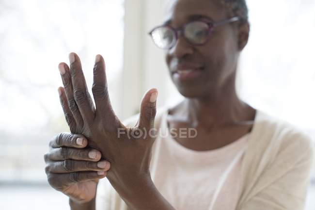 Mujer madura masajeando manos dolorosas
. - foto de stock