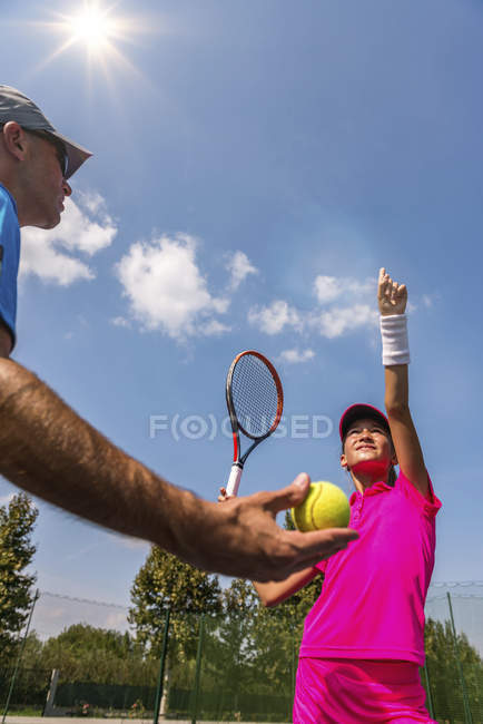 Adolescente tennista formazione con allenatore di sesso maschile sul campo da tennis . — Foto stock