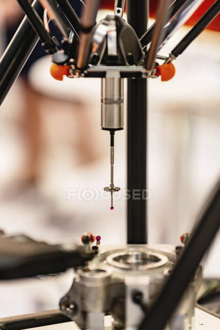 Точність вимірювальної машини на сучасному промисловому заводі  . — стокове фото