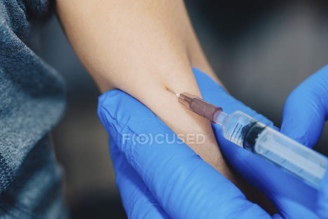 Лікар прийняття шприців вакцинації до дошкільника Boy в медичній клініці. — стокове фото