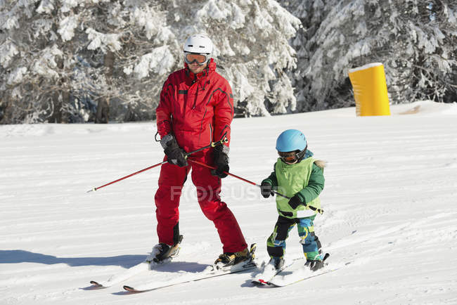Scuola materna ragazzo sci con istruttore maschio
. — Foto stock