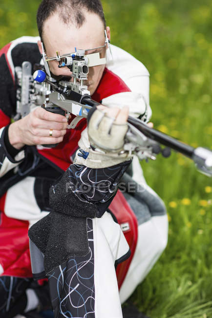 Чоловік середнього віку, який займається стрільбою зі спортивних гвинтівок . — стокове фото