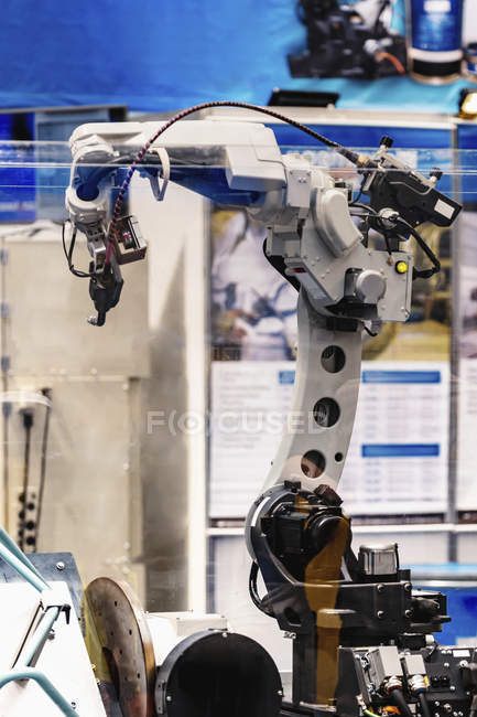 Sistema de soldadura robótica en instalaciones industriales modernas . - foto de stock