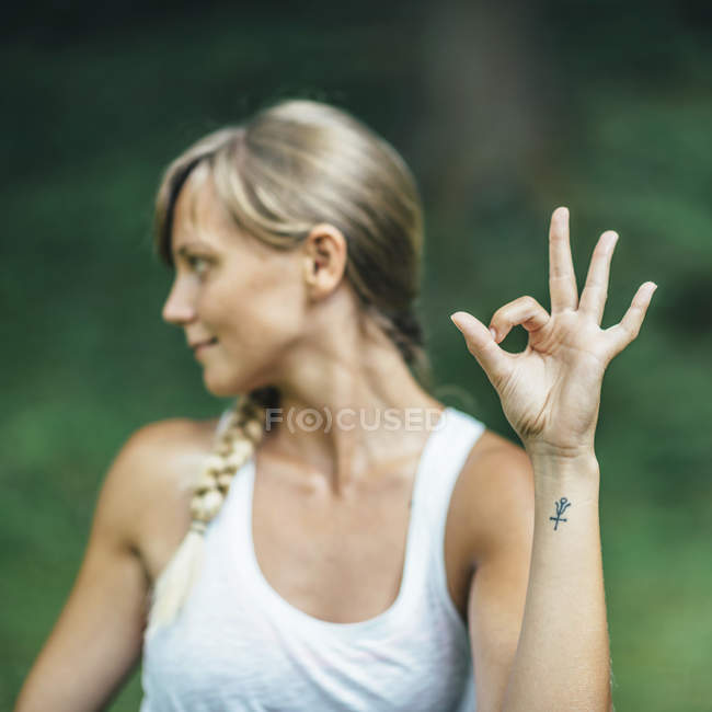 Женщина практикует йогу мудра руку знак . — стоковое фото