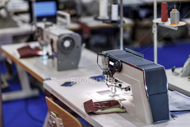 Промышленная швейная машина на современном производственном объекте
. — стоковое фото