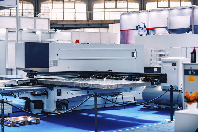 Máquina de laser de soco e compressor na fábrica industrial moderna  . — Fotografia de Stock