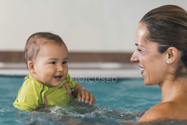 Мальчик с матерью в бассейне
. — стоковое фото