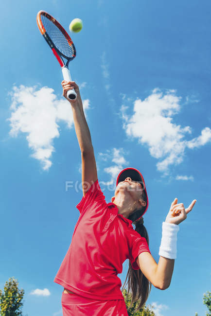 Visão de baixo ângulo de adolescente praticando tênis na quadra . — Fotografia de Stock