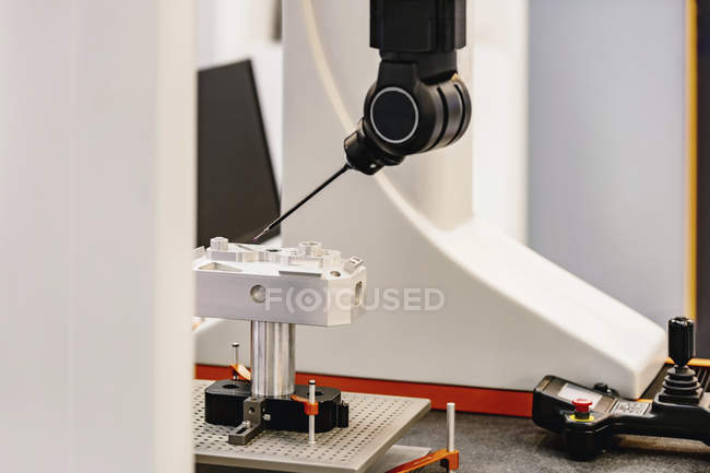 Sistema de medición de fabricación de precisión en instalaciones industriales modernas . - foto de stock