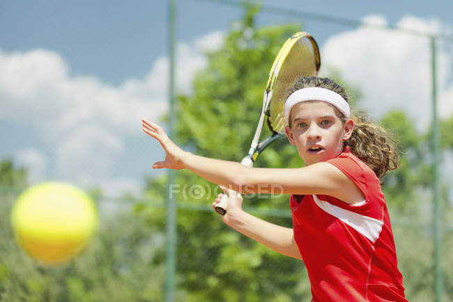 Adolescente tenista batendo bola de antemão . — Fotografia de Stock