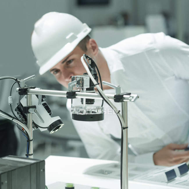 Інженер, що працює на заводі, наглядає за промисловим обладнанням . — стокове фото